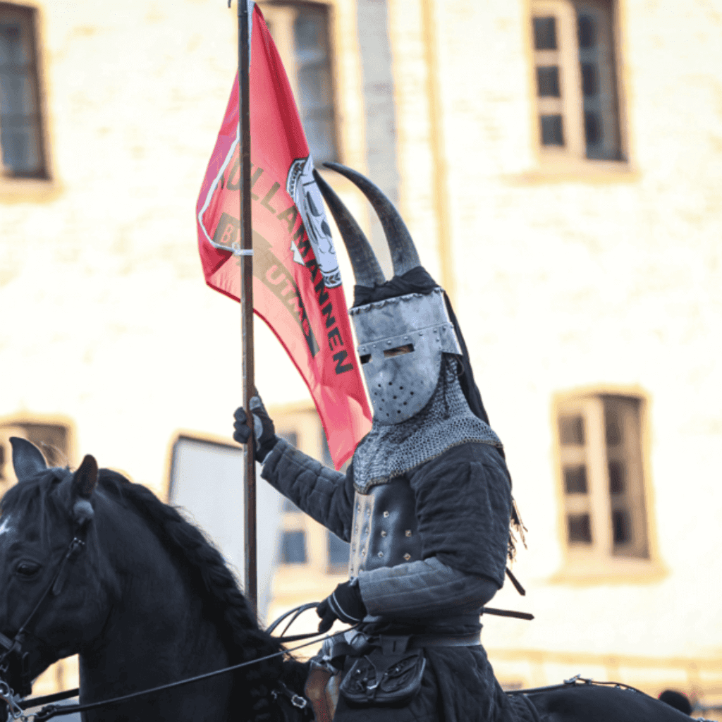Kullamannen on a horse
